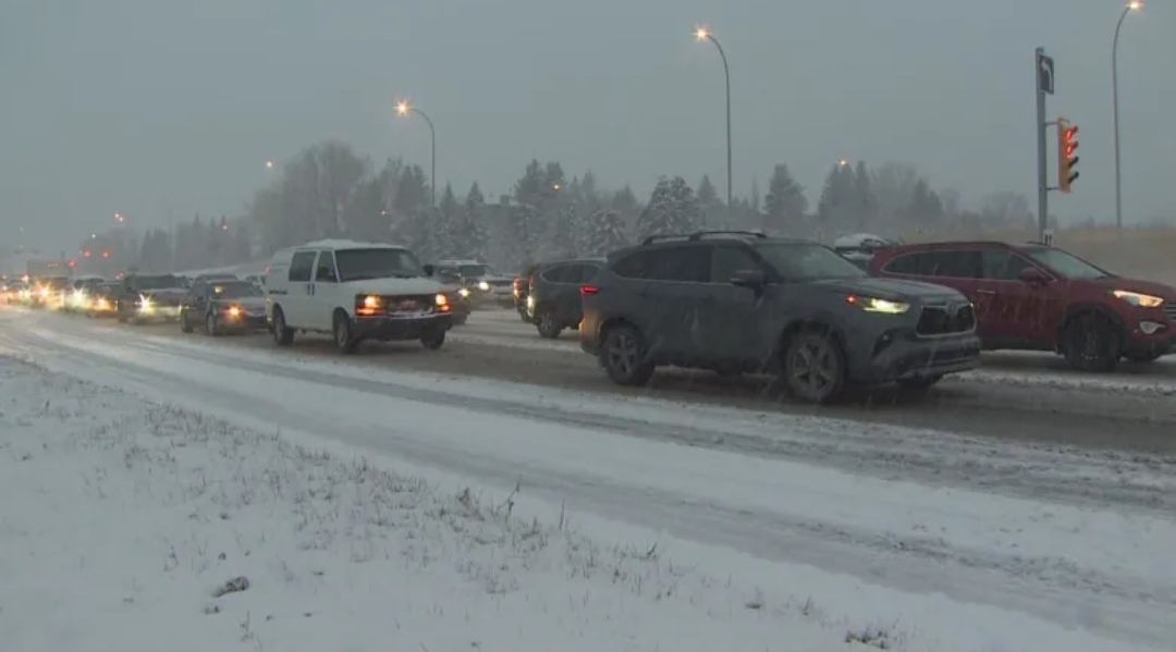 Motorists face slippery conditions as Environment Canada issues snowfall warning for Calgary