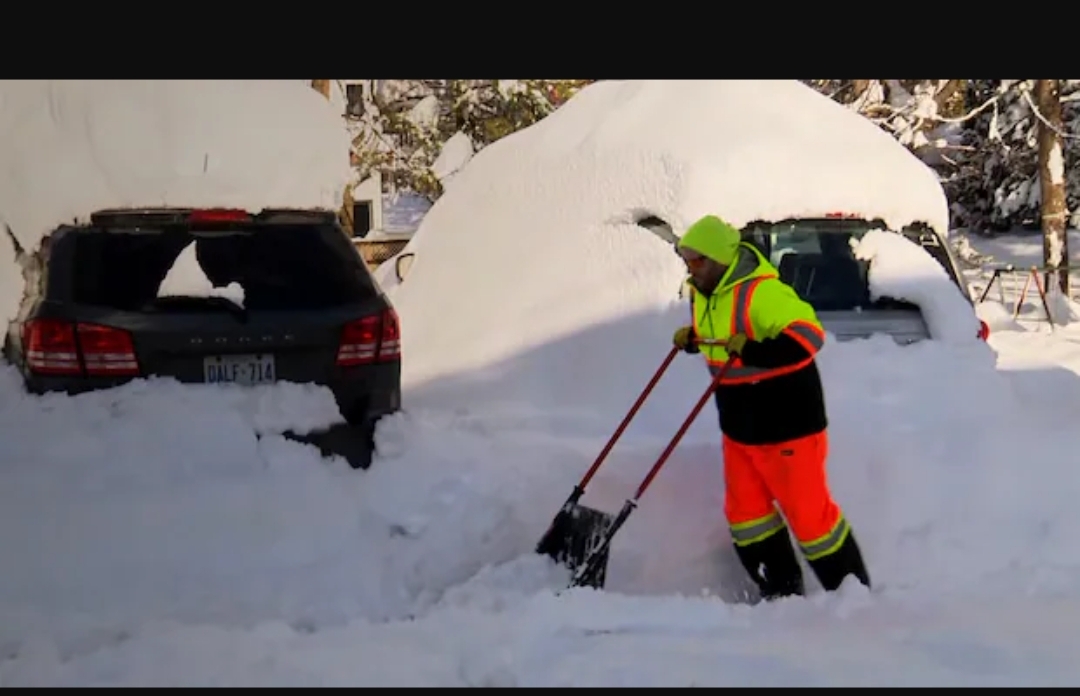 Intense Ontario snow strands vehicles, knocks out power as town calls emergency