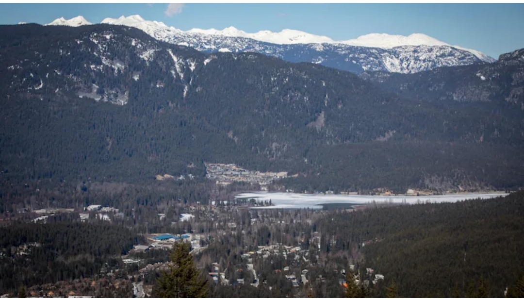 5 skiers rescued after being buried by avalanche north of Whistler, B.C.