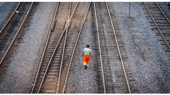 Federal labour minister to deliver update on rail shutdown